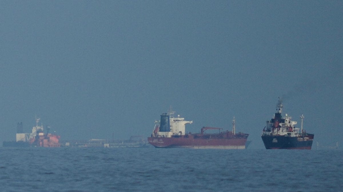 US Naval Blockade Makes Little Dent To Hormuz Traffic On Day 1, Eight Ships Cross