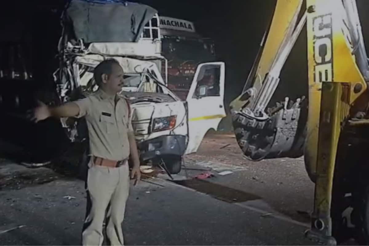 8, Including Women And Minor Girl, Killed As Vehicle Collides With Truck In Andhra's Kurnool