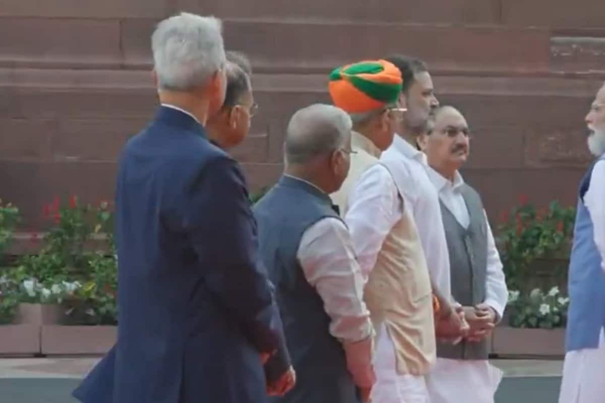 Smiles And Chitchat: PM Modi, Rahul Gandhi Share Candid Moment At Prerna Sthal In Delhi | Video