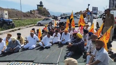 Demonstrations were reported at toll barriers in Solan and Bilaspur districts, while truck drivers at the Dherowal entry point in Nalagarh blocked all lanes. (Photo: X)