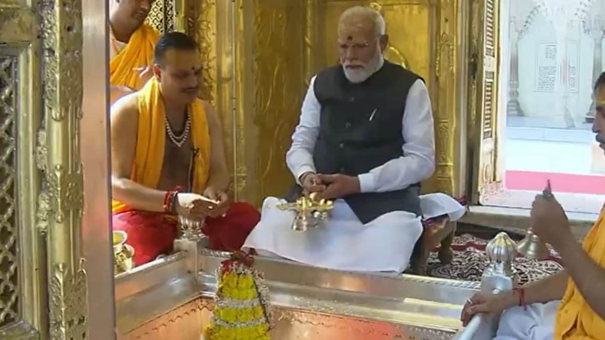 PM Modi Offers Prayers At Kashi Vishawanath Temple In Banaras | Video