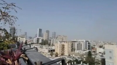 Cluster munitions hits Tel Aviv metropolitan area. (Image: @MarioNawfal)