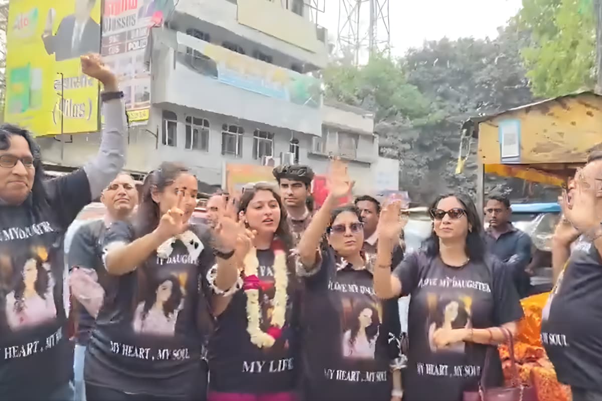 Meerut Father Celebrates Daughter’s Divorce Outside Court, Netizens Call It A Powerful Blow To Social Stigma