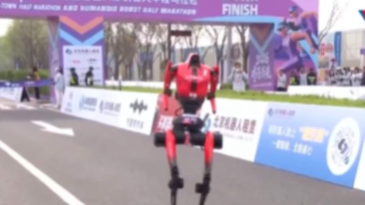 Humanoid Robot Sprints To Victory In China, Beats Human Half-Marathon World Record