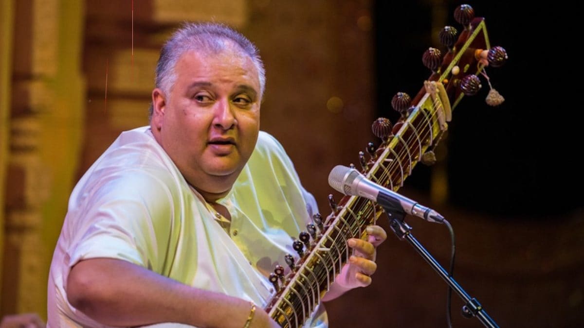 How Shujaat Husain Khan’s Spontaneous Jugalbandi Shows Classical Music Still Beats the Noise