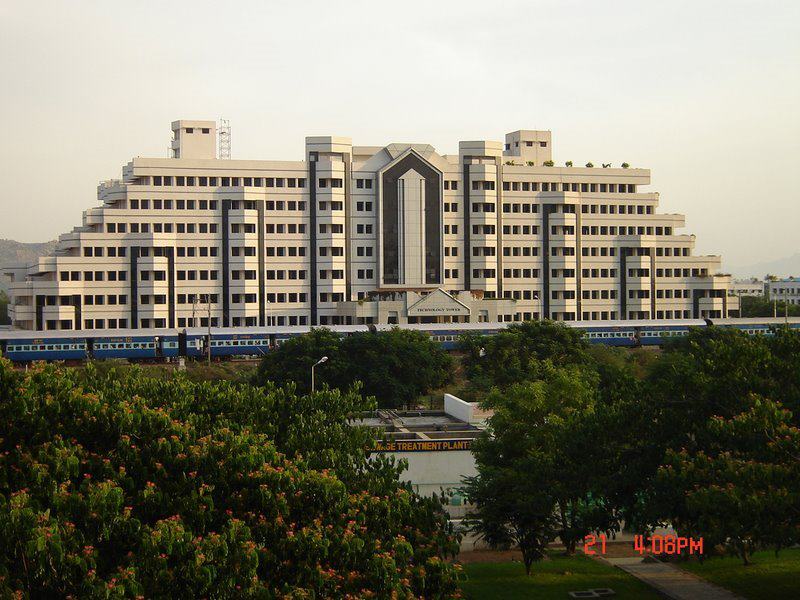 8. Vellore Institute of Technology (VIT) VIT is one of India’s most popular private engineering universities and consistently ranks high in NIRF 2025. It admits students primarily through VITEEE but also considers JEE Main performance in its admission ecosystem. The institute is known for strong placements, large recruiter participation, and a strong coding culture among students.