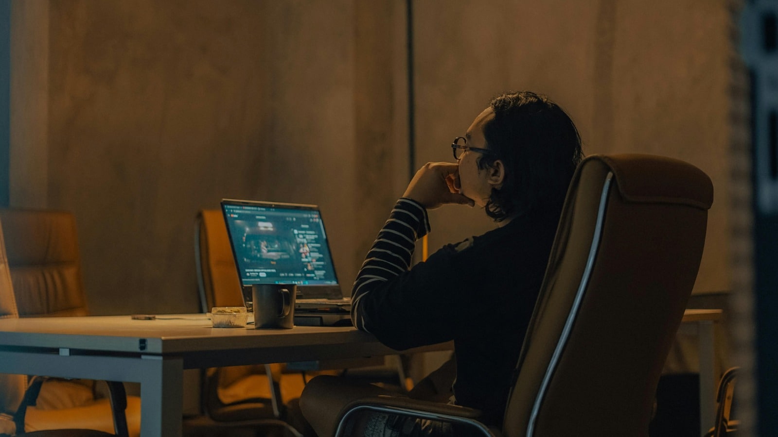 The conflict involving Iran has created an energy crisis after disruption in the Strait of Hormuz. As oil supply gets affected, governments are turning to four-day work weeks and remote work to save fuel and reduce daily travel. 