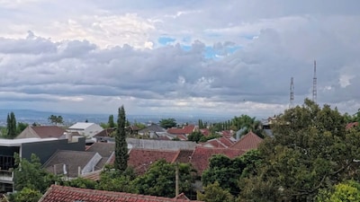 The IMD has issued a Yellow Alert across Karnataka till April 4, warning of light to moderate rainfall accompanied by thunder and lightning in several regions. Image: Canva