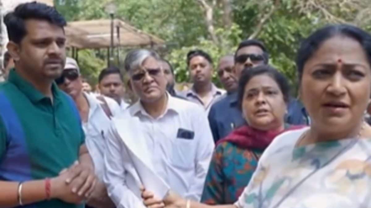 Delhi CM’s Surprise GST Office Visit Triggers Major Reshuffle, 162 Staff Transferred