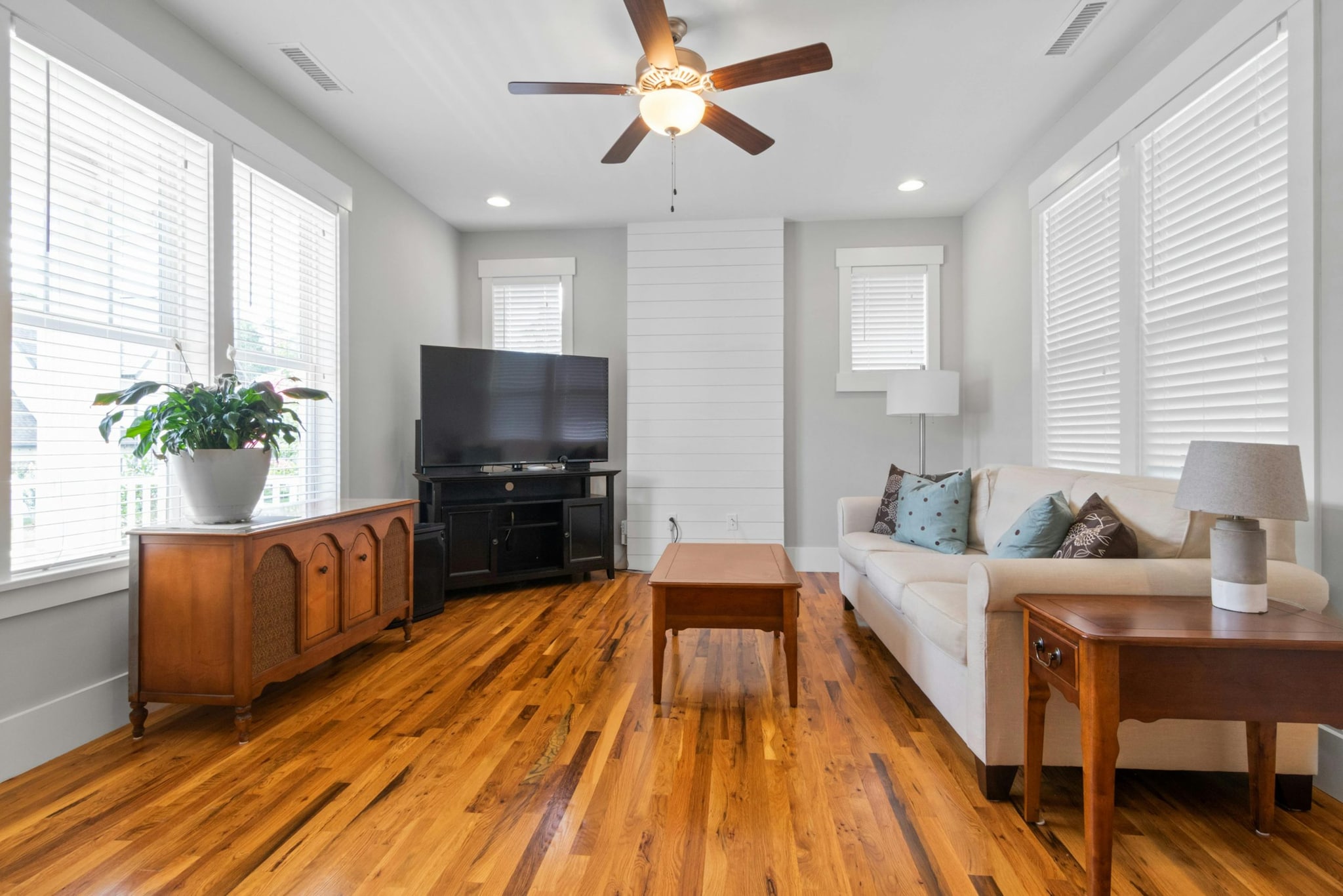 Minimal clutter for better airflow: Clutter restricts airflow and traps heat inside rooms. Keep surfaces minimal and organized to allow better air movement. Avoid blocking fans or vents with furniture or decorations. Open spaces improve ventilation, making rooms feel cooler and breathable during hot weather.