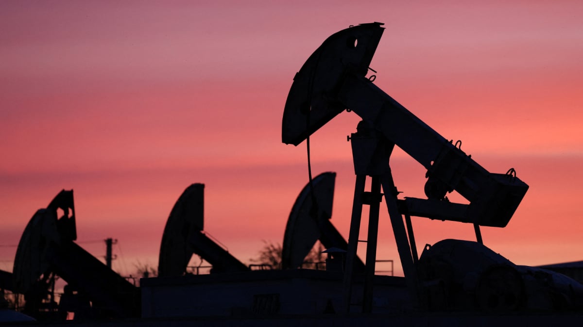 Iran Has Just 12–22 Days Of Oil Storage Left, Output Cuts Likely: Report