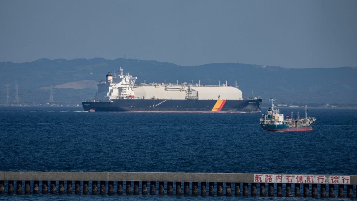 First Japan-Linked Supertanker Carrying Saudi Oil Heads Through Hormuz Since War Began