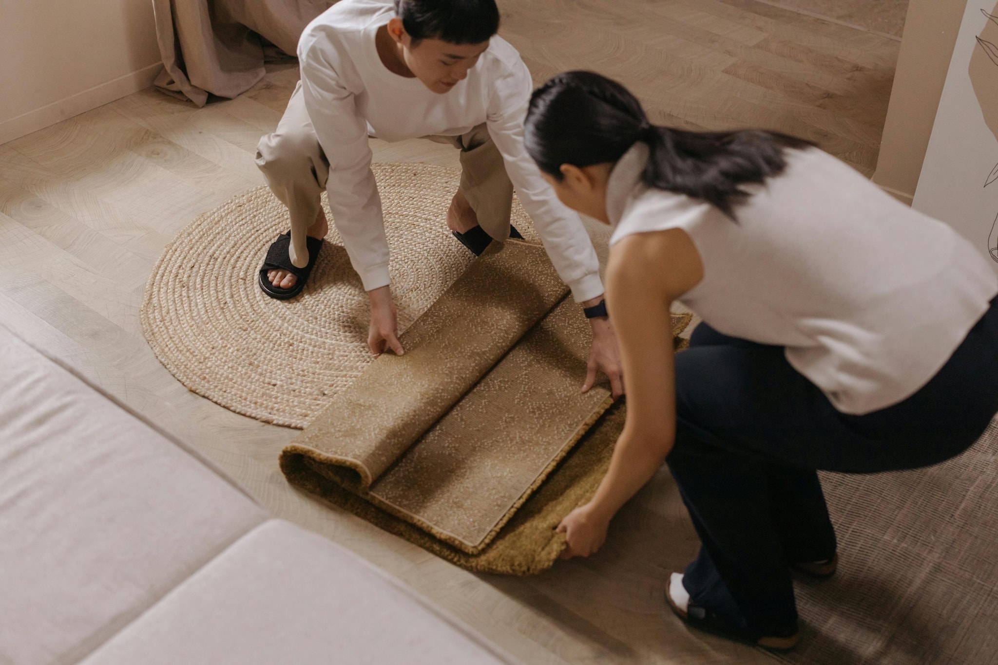 Natural fiber rugs and open flooring: Switch to breathable natural fiber rugs like jute or cotton instead of heavy synthetic carpets. They trap less heat and allow air circulation. Lighter flooring improves cooling, especially when combined with raised furniture that lets air move freely underneath surfaces.