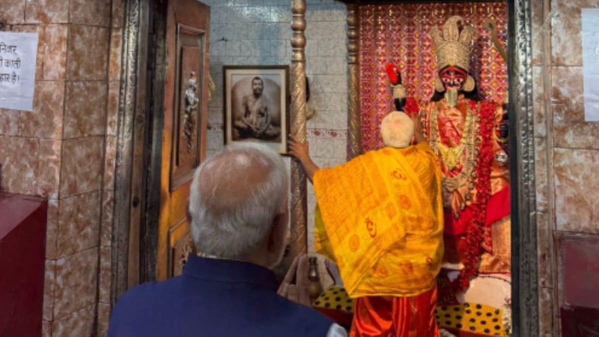 PM Modi Visits Kolkata Kalibari Known For Non-Veg Prasad Amid TMC ‘Meat, Fish Ban’ Claims