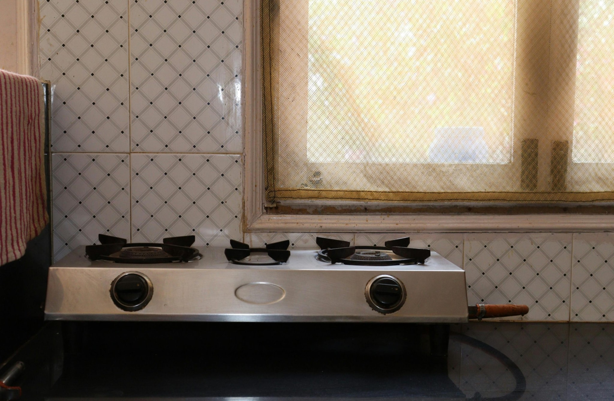   दिल्ली, मुंबई जैसे मेट्रो शहरों और गुजरात के कई हिस्सों में पहले से ही व्यापक पीएनजी नेटवर्क हैं, जबकि दक्षिण भारत के कई टियर -2 शहर और क्षेत्र अभी भी धीरे-धीरे अपने पाइपलाइन बुनियादी ढांचे का विस्तार कर रहे हैं। यदि आपका इलाका कवर किया गया है, तो आवेदन प्रक्रिया सरल है, पूरी तरह से ऑनलाइन है, और आमतौर पर 20 मिनट से कम समय में पूरी की जा सकती है।