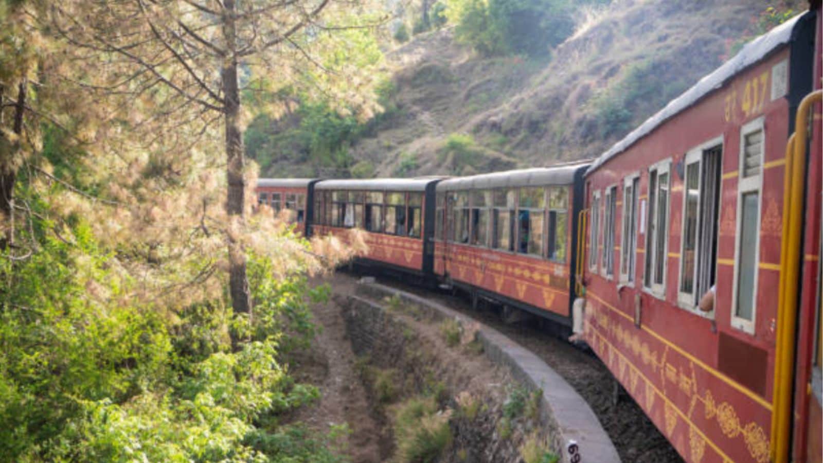 The Kalka-Shimla Railway, a UNESCO World Heritage route, is celebrated for its remarkable engineering and scenic beauty. Stretching nearly 96 kilometres, this narrow-gauge line connects Kalka in Haryana to Shimla, the former summer capital during British rule. The journey passes through more than 100 tunnels and hundreds of bridges, offering stunning hill views throughout. Highlights along the way include the iconic Barog Tunnel and the picturesque town of Solan, which add to the charm of this memorable train ride.