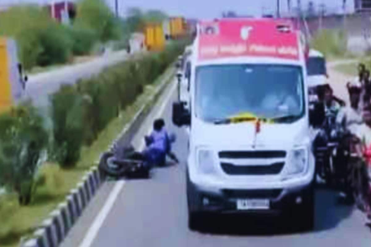 Tamil Nadu Road Show Mishap: Bike-Borne Youth Skid Taking Selfie With TVK Chief Vijay | Video