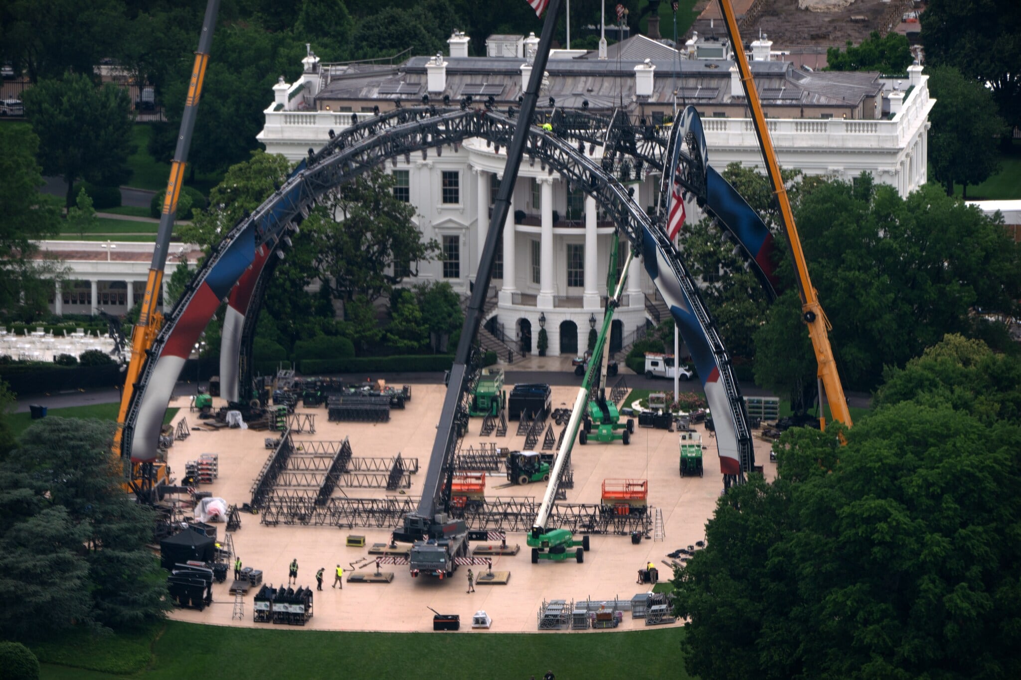 White House Turns Into UFC Arena Ahead Of America’s 250th Anniversary Celebrations | PHOTOS