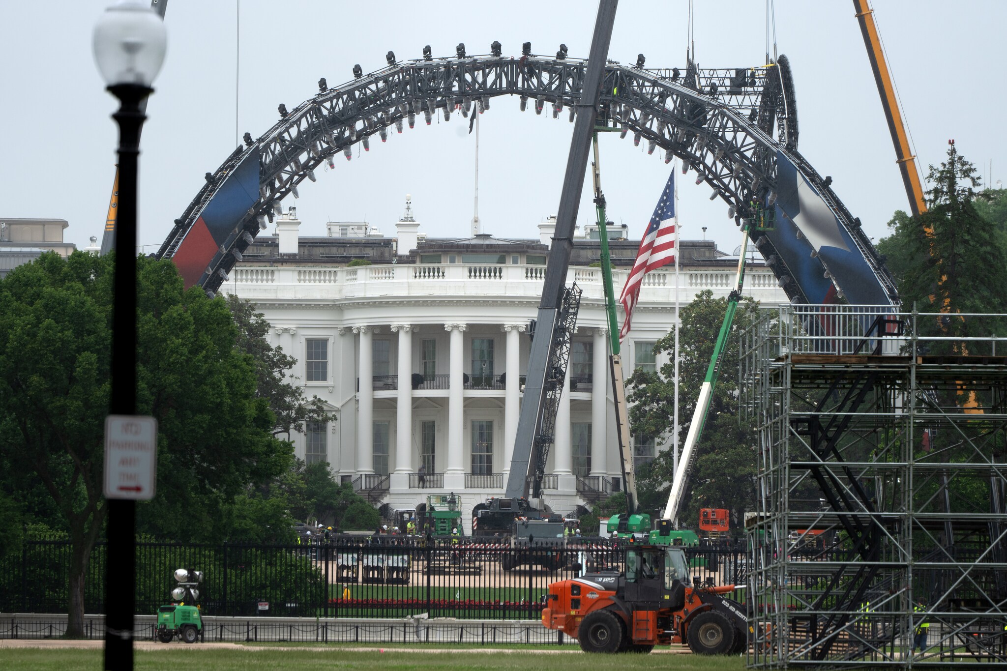 White House Turns Into UFC Arena Ahead Of America’s 250th Anniversary Celebrations | PHOTOS