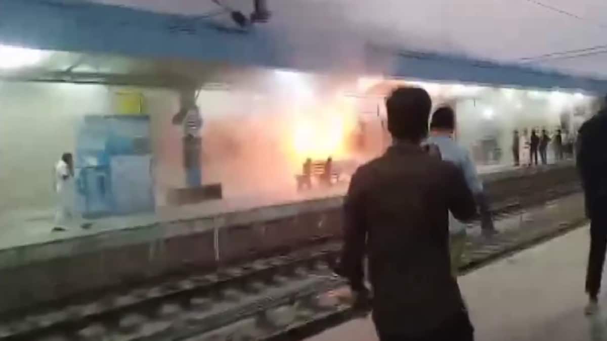 Fire Breaks Out In Hyderabad–Jaipur Special Express, Visuals Capture Chaos At Station | Watch