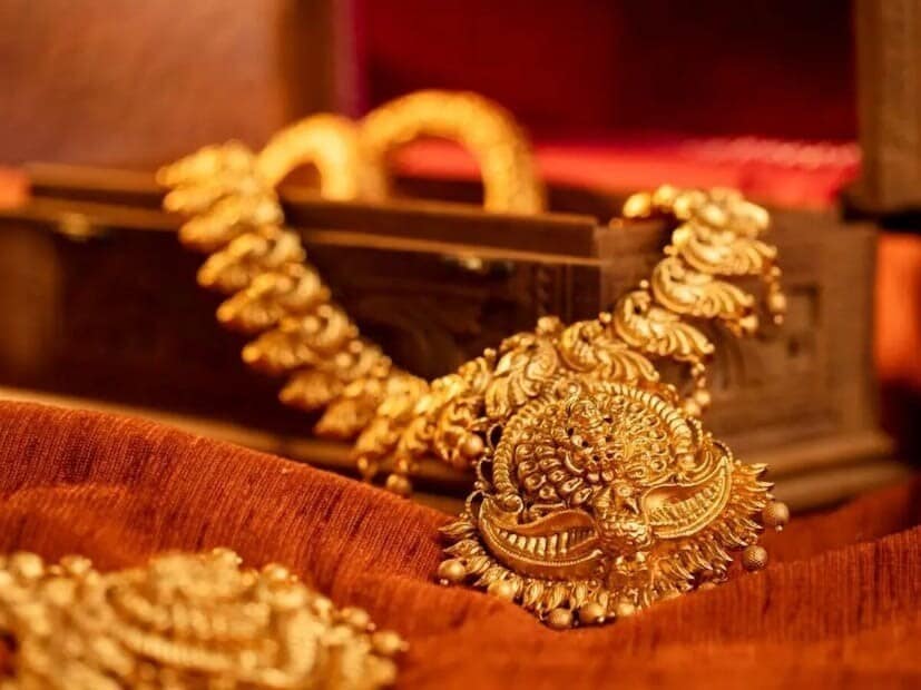 Unusual marks, lines or stains appearing on gold jewellery are also noted. Vastu experts believe this may indicate the influence of Saturn, Rahu or Mars, potentially causing delays, stress or disturbances in daily life.
