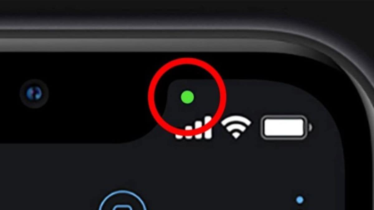 2. The Green Dot Means Your Camera Is ActiveWhenever you see a green dot at the top of your screen, it means an app is currently using your iPhone’s camera. This is perfectly normal when you are taking photos, recording videos, using FaceTime or joining a video meeting. If an app is using both the camera and microphone at the same time, your iPhone will still display only the green dot.