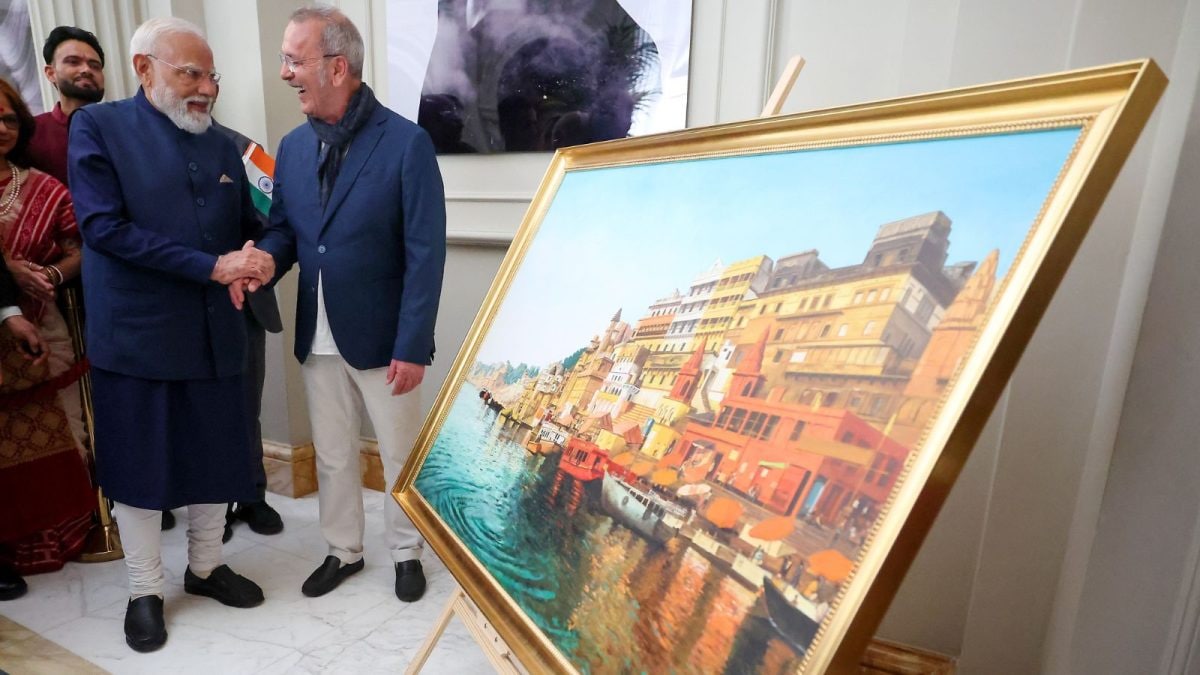 'Kashi In Rome': Italian Artist Giampaolo Tomassetti Presents Varanasi Painting To PM Modi | In Pics
