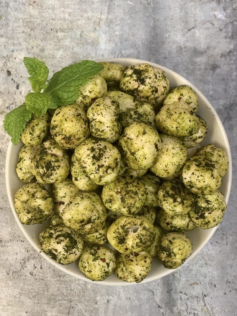 3. Pudina Makhana Snack A refreshing summer twist. Roast makhana and toss it with dried mint powder, black salt, and a little lemon zest.