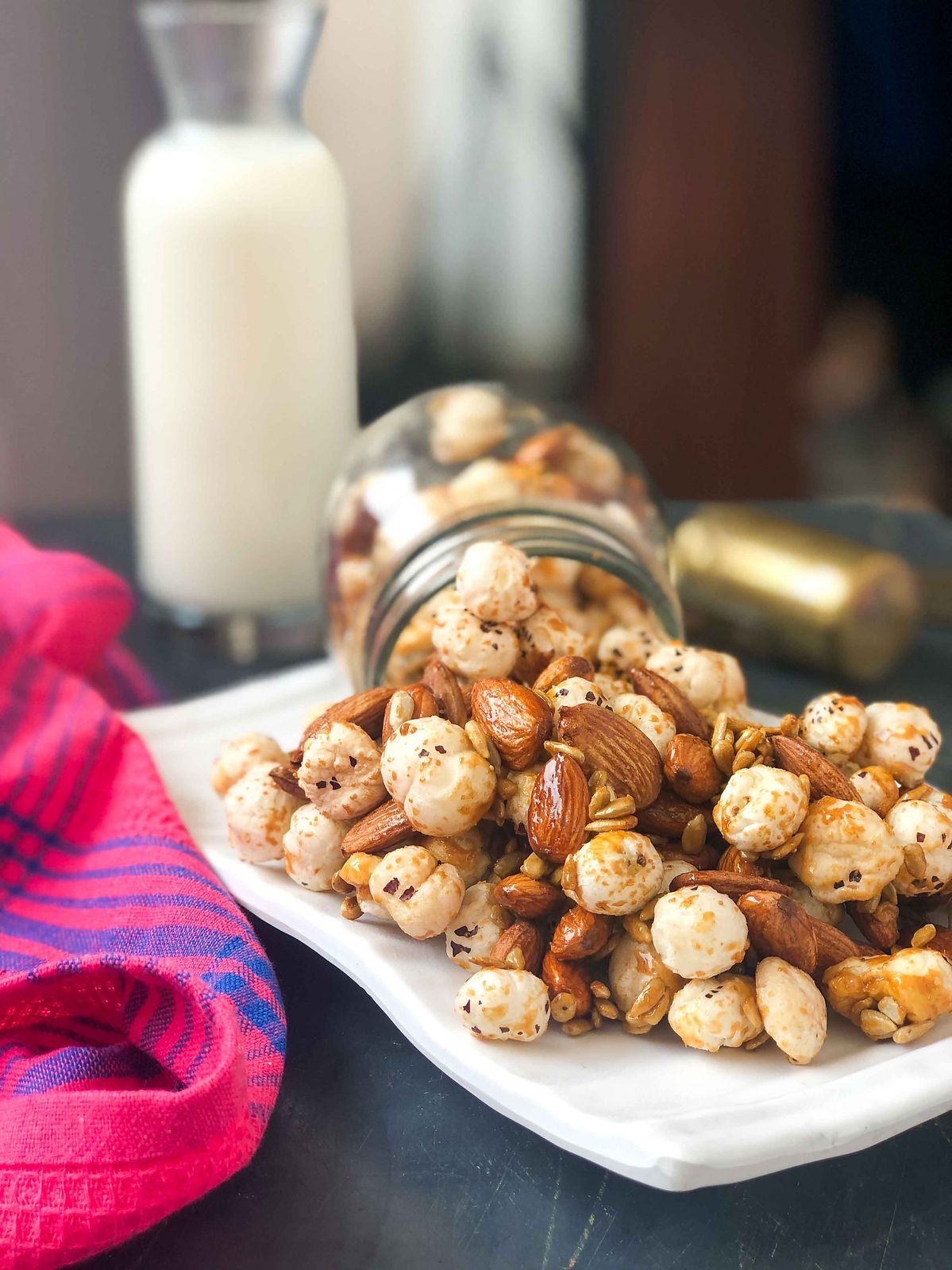 6. Makhana Trail Mix Great for on-the-go snacking. Mix roasted makhana with almonds, pumpkin seeds, sunflower seeds, and dried fruits.