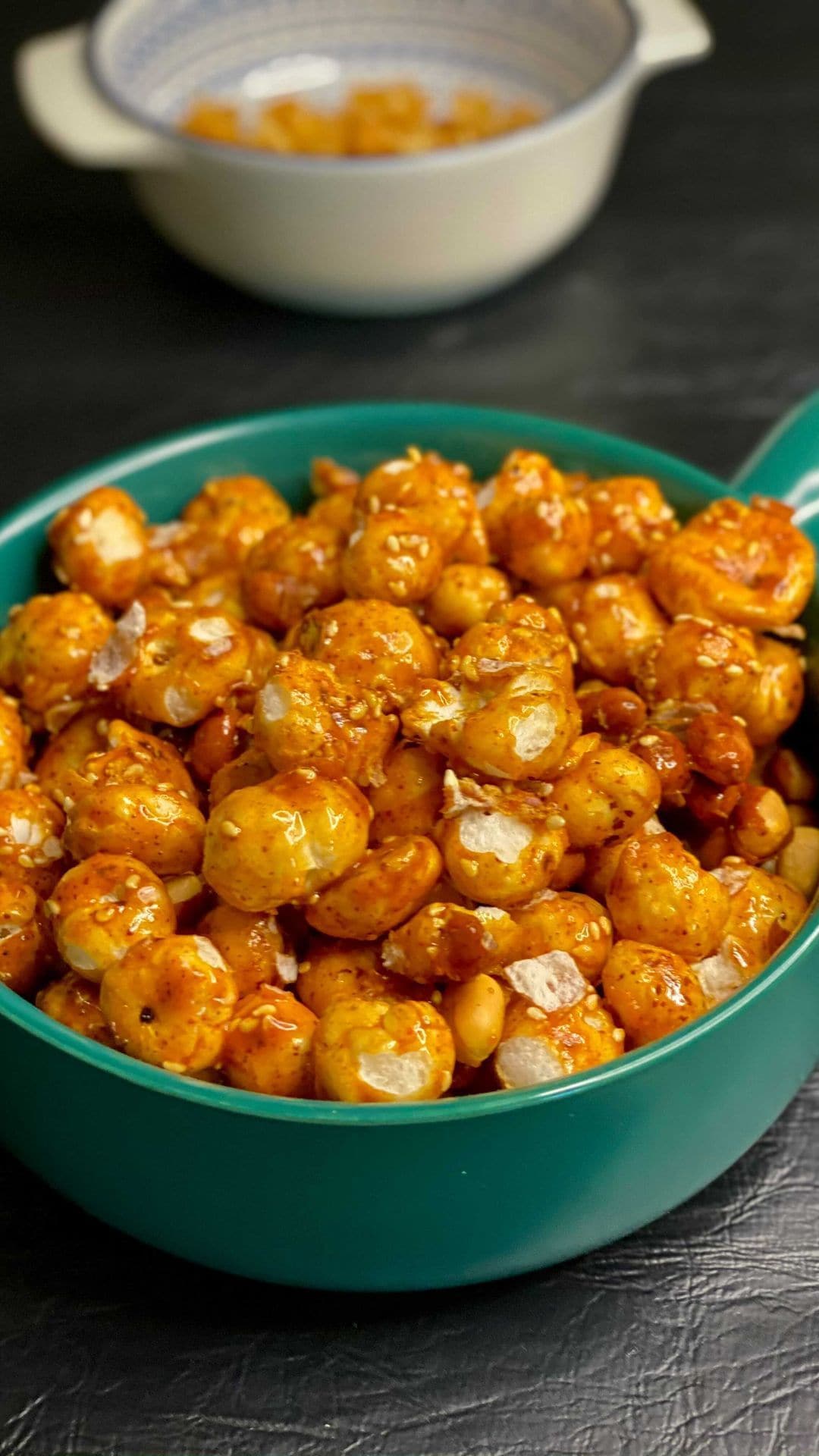 7. Caramel Jaggery Makhana For sweet cravings without too much guilt. Melt jaggery with a little water, coat roasted makhana, and let it cool.