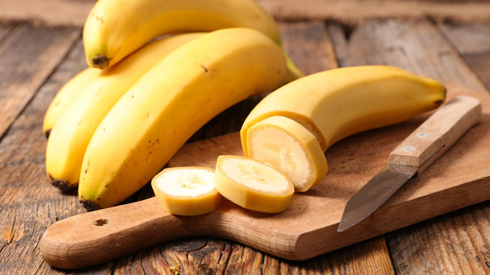 Bananas: Bananas are packed with rich magnesium and potassium, but eating them first thing in the morning floods your bloodstream too quickly. This sudden surge disrupts your body’s delicate mineral balance, causing unexpected tiredness, lethargy, and strain on your cardiovascular system.