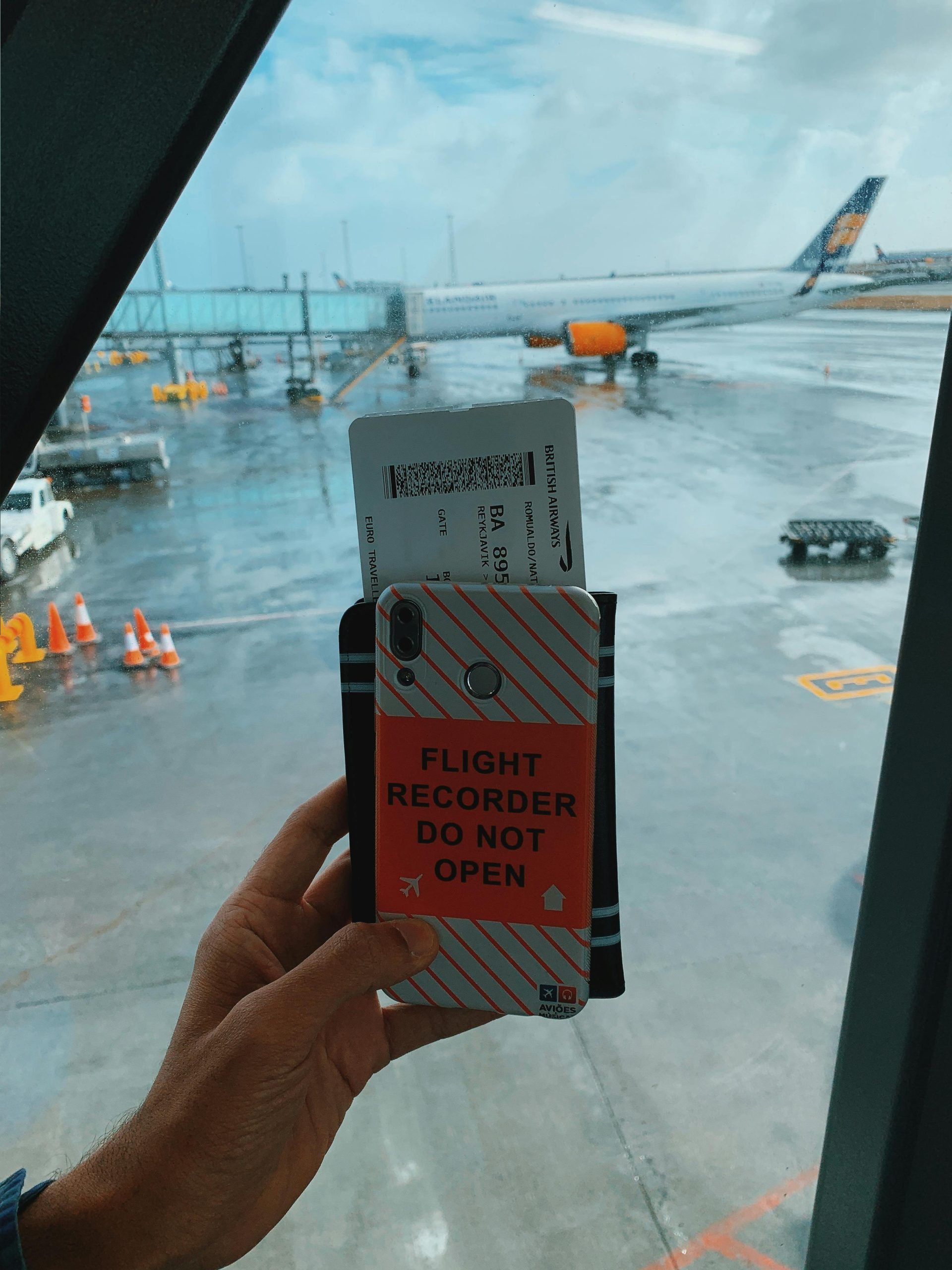 The Hidden Data: The Bar Code And The PNRThe barcode or QR code on your boarding pass does not just contain basic flight details; it is encoded using the IATA Bar Coded Boarding Pass (BCBP) standard. Anyone with a free smartphone scanning app can easily decode this data to reveal sensitive information:
- Your Full Name: Identical to how it appears on your passport.
- Passenger Name Record (PNR): The 6-character alphanumeric booking code.
- Frequent Flyer Number: Used to track your travel patterns or steal your air miles.
- Contact Information: Your email address and phone number linked to the reservation. (Image: Pexels)