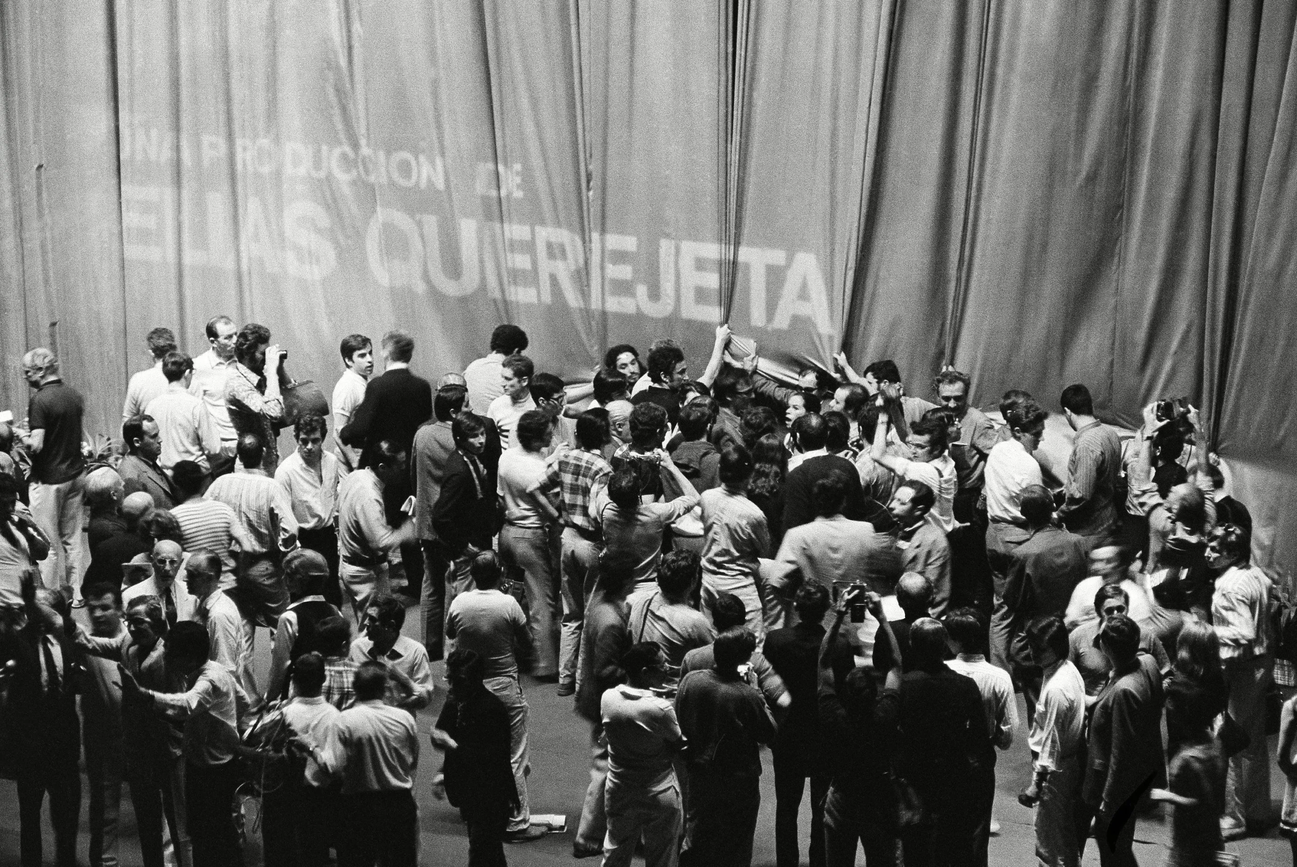 1968 Lockdown: In solidarity with student riots and worker strikes occurring across France, legendary directors such as Jean-Luc Godard and François Truffaut clung to theater curtains to block the show. Their protest succeeded in forcing the festival to close early, the only time in history that the festival was canceled midway for political reasons. (Image: X)