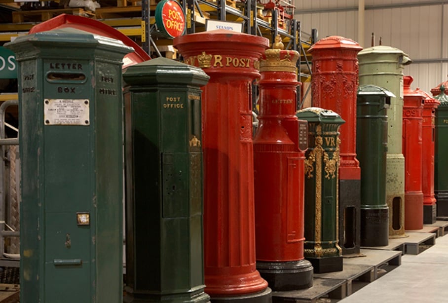 After the founding of the People’s Republic, the government kept the green colour, symbolising peace and prosperity. Eventually, this became a political symbol of sovereignty. When Hong Kong was handed back to China in 1977, the iconic British-era red postboxes were painted green to reflect Chinese sovereignty. 