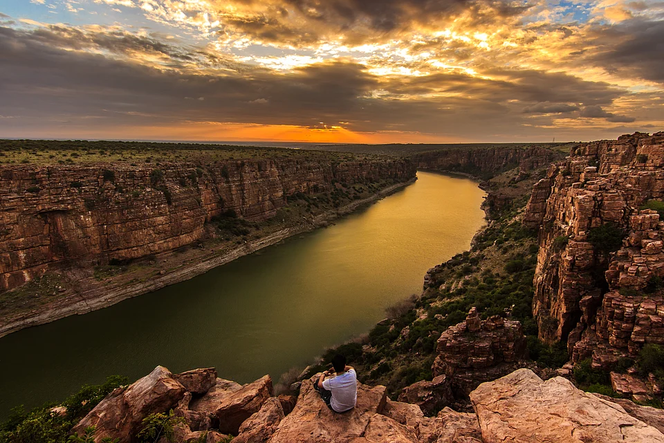 Gandikota: The "Grand Canyon" of the EastWhile Arizona has the Colorado River, Andhra Pradesh boasts the Pennar River, which has carved a breathtaking limestone gorge through the Erramala hills. Gandikota is a rugged masterpiece of geology that proves you don’t need a flight to the US to witness the raw power of nature. The deep, jagged ravines and the burnt-orange hue of the rocks at sunset are a dead ringer for the American Southwest. 