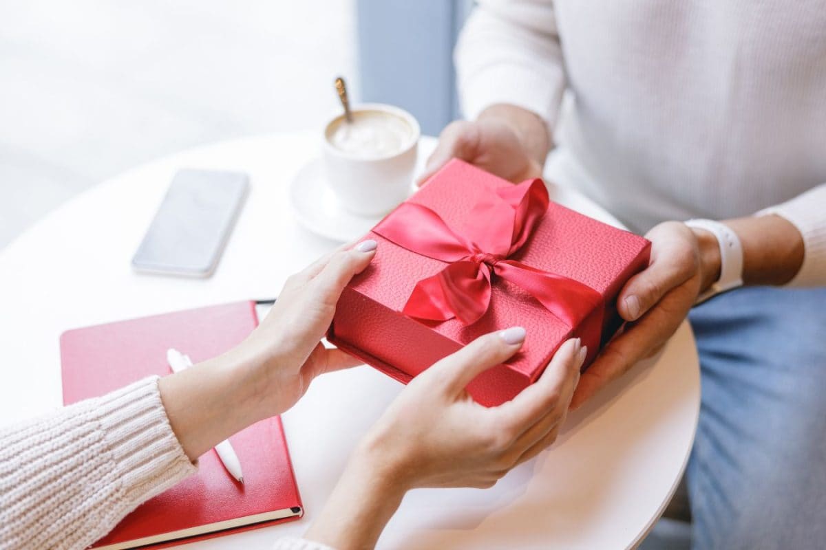 7 Things You Should Never Gift According To Vastu