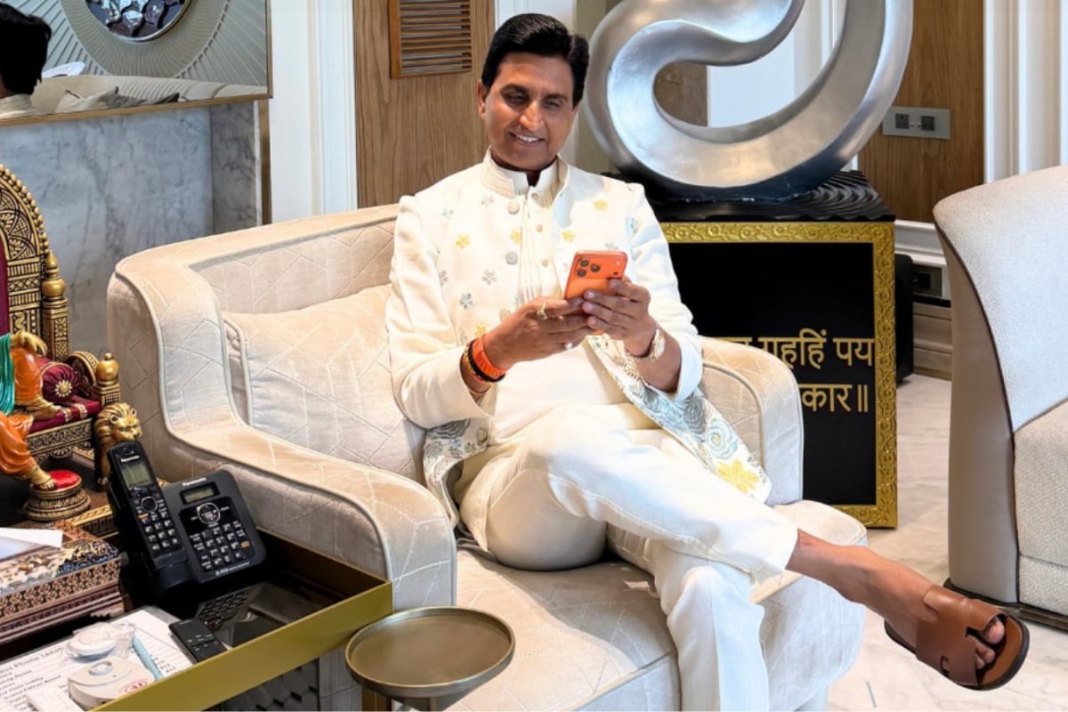 Kumar Vishwas’ Noida Home Has A 60-Foot Basant Artwork, Royal Interiors And A Private Salon