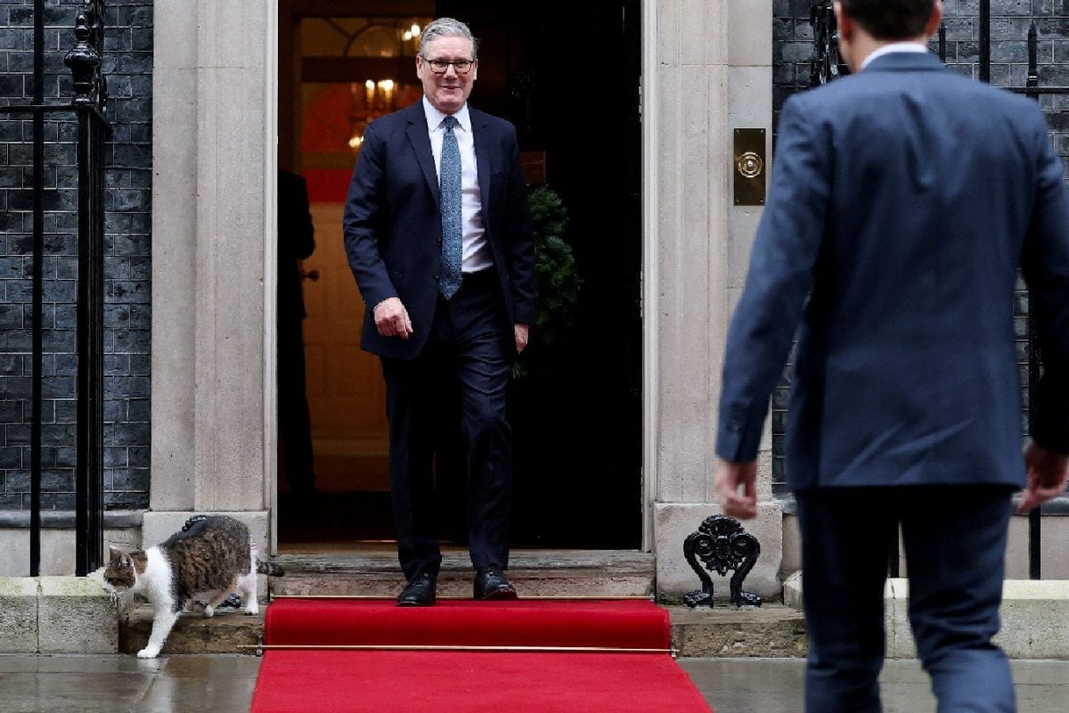 ‘Prime Ministers Come And Go’: Larry The Cat Goes Viral During Starmer Crisis