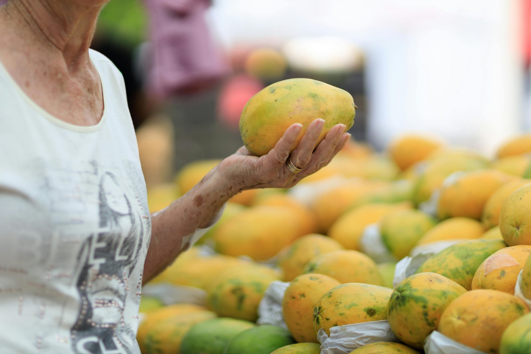 Famous Mango Varieties From Malda- Himsagar: A fibreless, extremely sweet mango with bright yellow pulp. Himsagar is one of the most sought-after varieties that sells out quickly during its short seasion. - Langra: It is known for its soft texture and tangy flavour, Langra stays green even when ripe and is supplied nationwide in large quantities. - Fazli: A large, mildly sweet mango with a long shelf life, making it ideal for commercial use and exports. - Lakshmanbhog: The firm-pulp mango holds a GI tag and is one of Malda’s most exported varieties. (Image: Pexels)
