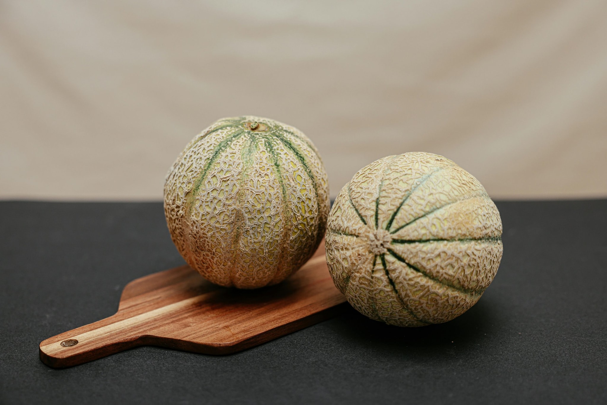 Store whole muskmelon at room temperature: Keep whole muskmelons at room temperature until fully ripe, ideally in a cool, shaded spot away from direct sunlight. Avoid refrigerating unripe melons, as cold temperatures can slow down ripening and affect their natural sweetness, texture, and overall flavour quality. (Image: Pexels)