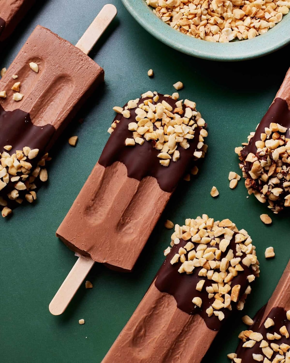 Peanut Butter Protein Fudgsicles: Mix chocolate protein powder, unsweetened cocoa, and natural peanut butter with oat milk. Freeze in molds for a decadent-tasting treat that aids muscle recovery. It’s a dense, fudgy snack that feels like a cheat meal but fits your fitness goals.