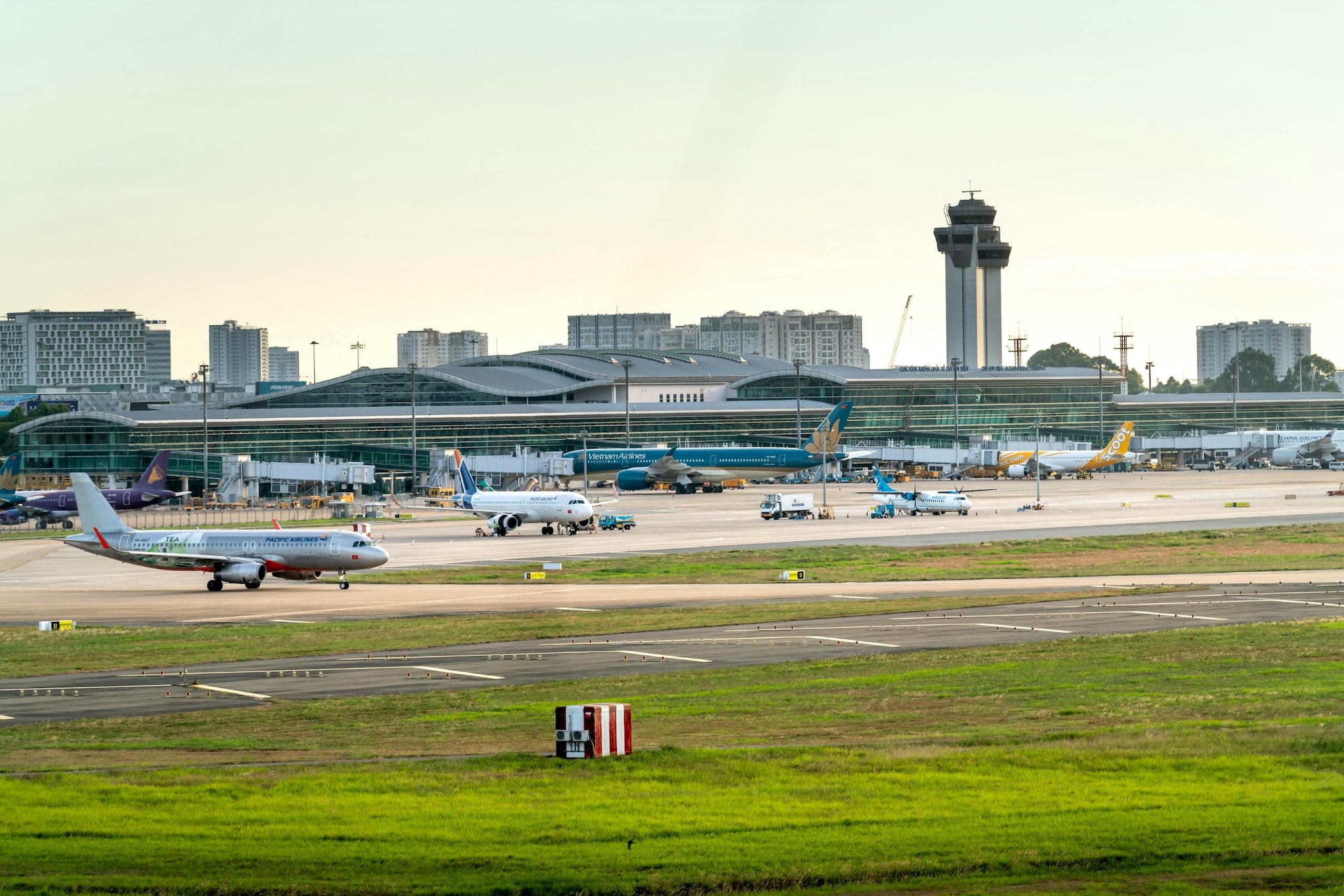 Dubai International (DXB) – 23.2 Million Tonnes: Dubai International leads the world as the most polluting airport. As the primary hub for Emirates, it facilitates a massive volume of long-haul, fuel-intensive flights. Its role as a central "super-hub" connecting Europe, Asia, and Africa contributes to its staggering carbon footprint, nearly double that of entire mid-sized cities. (Representative Image: Pexels)
