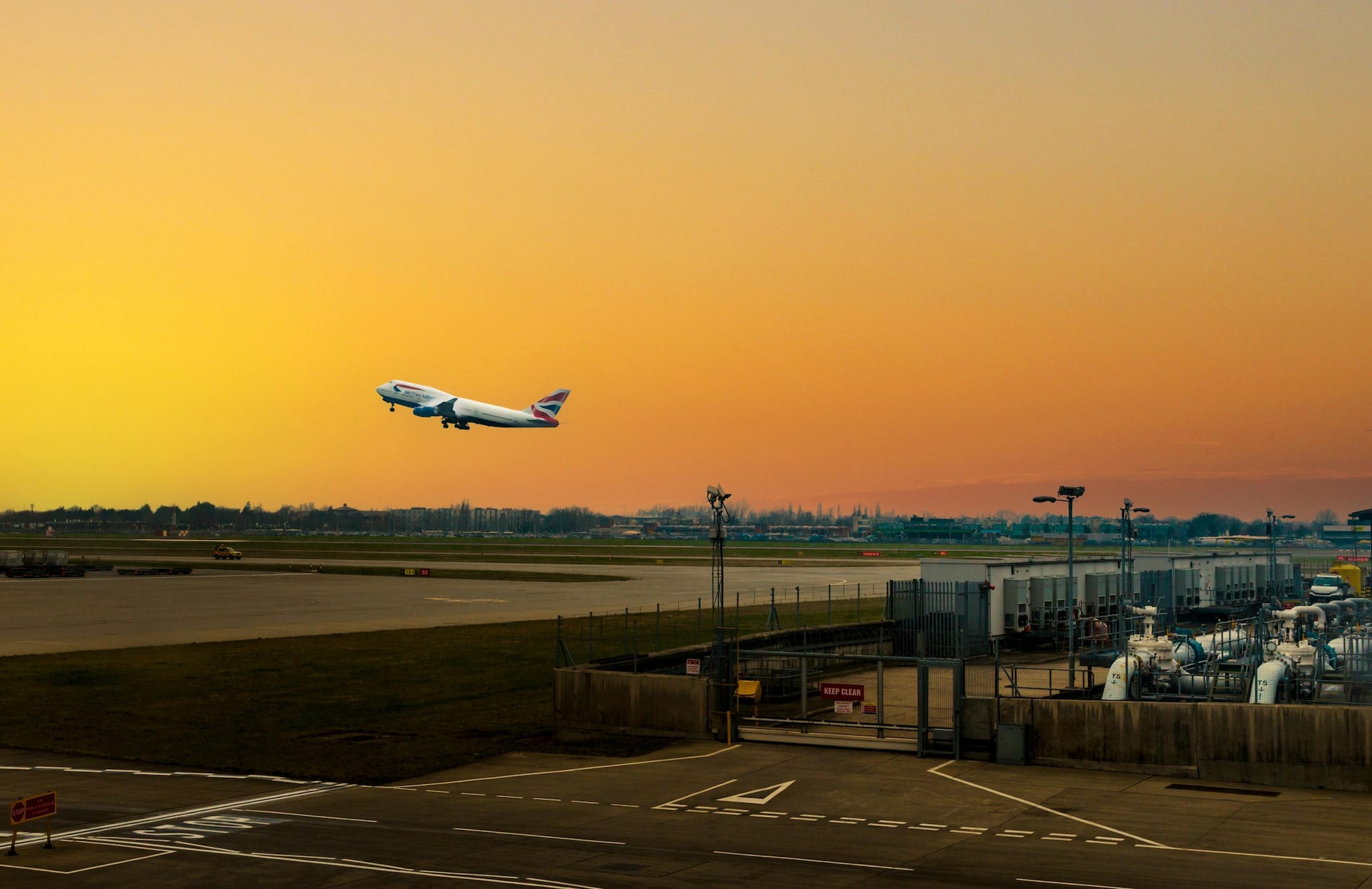 Los Angeles International (LAX) – 18.8 Million Tonnes: As the busiest origin-and-destination airport in the world, LAX is North America’s top polluter. Its massive emissions are driven by a constant stream of domestic transcontinental flights and heavy Pacific-rim international traffic. The airport serves as a primary gateway, making it a focal point for US aviation decarbonization efforts. (Representative Image: Pexels)