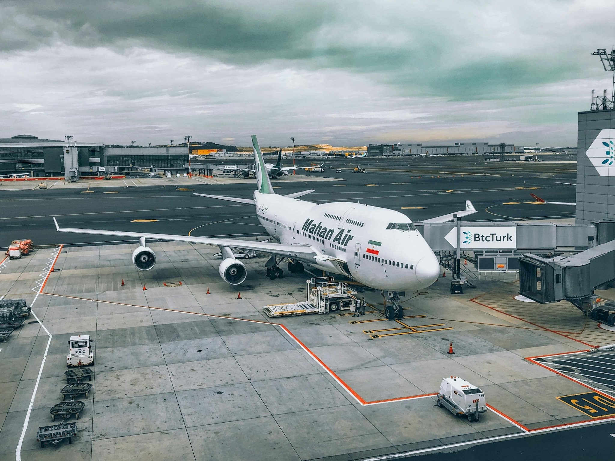 Singapore Changi (SIN) – 14.3 Million Tonnes: Often voted the world’s best airport for luxury, Changi is also among the most polluting. Its location makes it a mandatory stop for many "Kangaroo Route" flights between Europe and Australia. These ultra-long-haul segments require massive fuel loads, which translates directly into high carbon emissions during takeoff and landing. (Representative Image: Pexels)