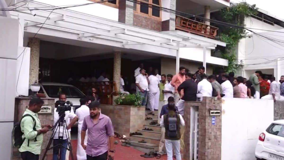 Supporters Gather Outside Satheesan, Chennithala Homes As Congress Finalises Kerala CM Face
