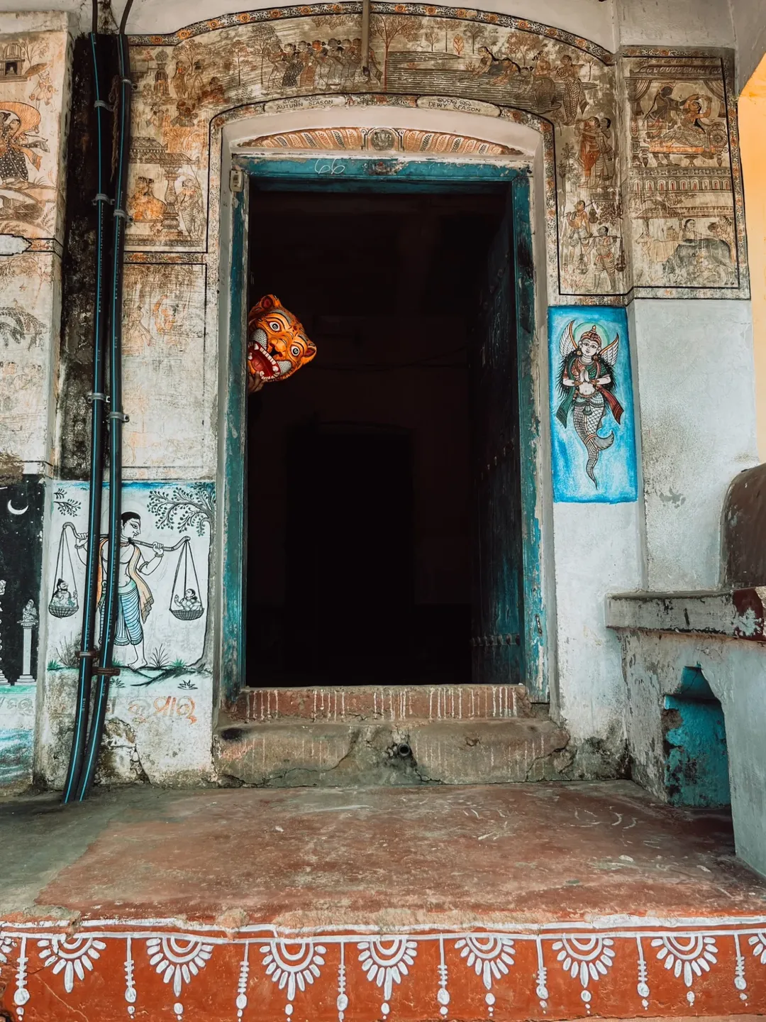Reportedly, it is belived that every artist here is a National award-winner. Their homes look like art galleries, decorated with different types of murals. A UNESCO Heritage Village, Raghurajpur is a haven for art lovers and history enthusiasts, home to more than 120 artisans. (Image: Instagram/ @naturescalling.-)