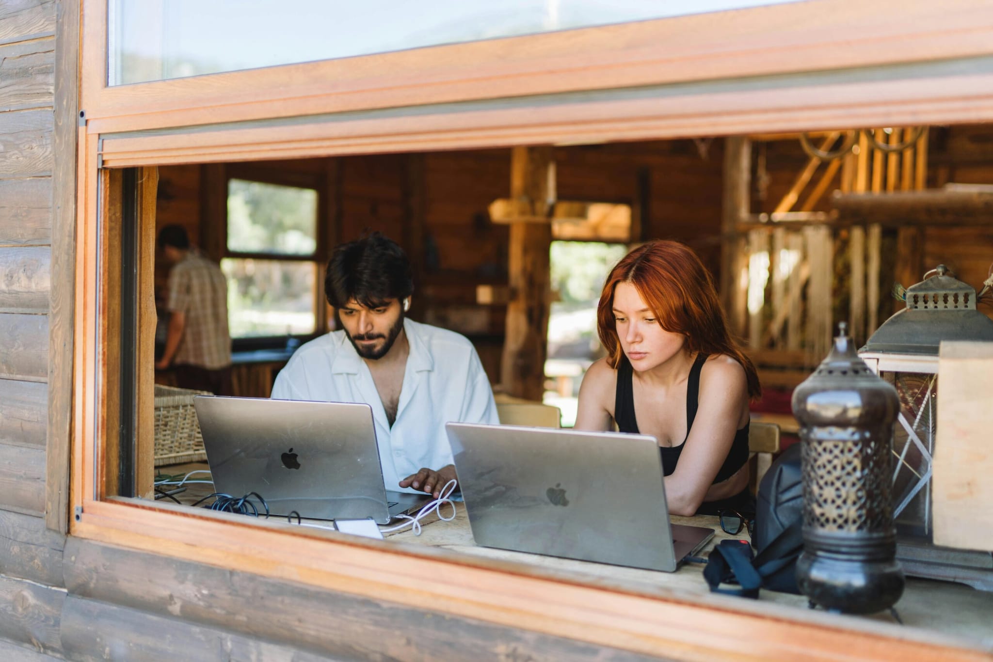 Communication Protocols: Understand how the team interacts daily. Do they favor asynchronous updates or constant "always-on" Slack availability? Knowing whether you'll spend your day in back-to-back Zoom meetings or focusing on deep work is crucial for your long-term productivity and mental sanity. (Image: Pexels)