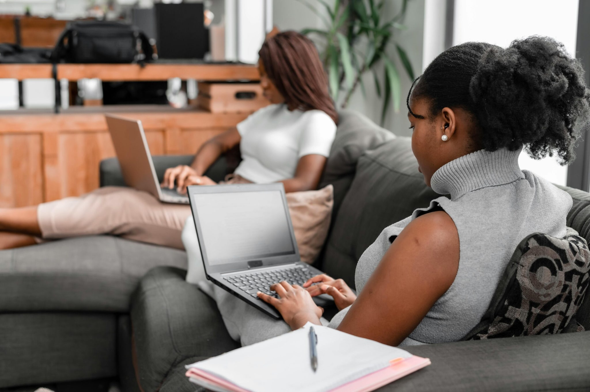 Defined Work Hours: Remote work often blurs the line between professional and personal time. Clarify expectations regarding time zones and "log-off" times. A company that respects boundaries prevents burnout, ensuring you aren't fielding non-urgent emails at 9:00 PM just because you’re "home." (Image: Pexels)