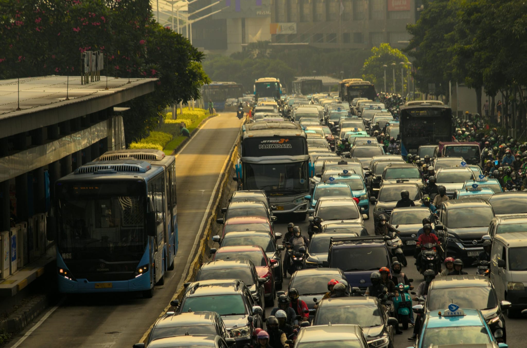 The Beijing-Tibet Expressway experienced a 12-day traffic jam affecting more than 100 kilometers due to roadworks, heavy vehicular traffic, and breakdowns in August 2010. After 12 days, authorities cleared the traffic, emphasizing the need for strong infrastructure and effective traffic management. (Representative image: Pexels) The Beijing-Tibet Expressway experienced a 12-day traffic jam affecting more than 100 kilometers due to roadworks, heavy vehicular traffic, and breakdowns in August 2010. After 12 days, authorities cleared the traffic, emphasizing the need for strong infrastructure and effective traffic management. (Representative image: Pexels)