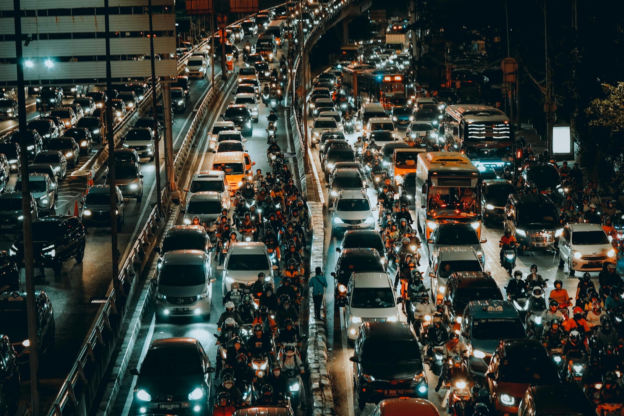 Meanwhile, local vendors quickly took advantage of the situation and set up temporary stalls along the roads. Snacks, cold drinks and fast food were reportedly sold for exorbitant costs. In addition, temporary settlements emerged as drivers and passengers adapted to the harsh reality of being trapped. (Representative image: Pexels) Meanwhile, local vendors quickly took advantage of the situation and set up temporary stalls along the roads. Snacks, cold drinks and fast food were reportedly sold for exorbitant costs. In addition, temporary settlements emerged as drivers and passengers adapted to the harsh reality of being trapped. (Representative image: Pexels)